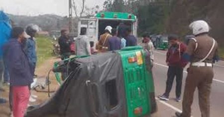 ත්රී රෝද රථයක් ප්රපාතයට පෙරලෙයි