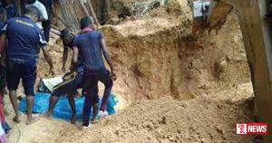 පස් කන්දක් කඩාවැටී තිදෙනෙකු මියයයි