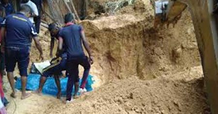 පස් කන්දක් කඩාවැටී තිදෙනෙකු මියයයි