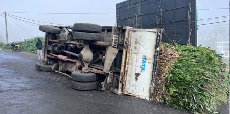 මොනරාගලින් අඹේවෙලට ආ ලොරිය මහ මග පෙරළෙයි