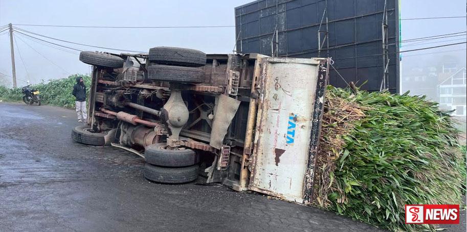 මොනරාගලින් අඹේවෙලට ආ ලොරිය මහ මග පෙරළෙයි