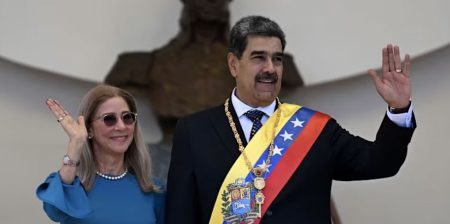 වෙනිසියුලානු ජනපති සහ බිරිය අමෙරිකානු හමුදා භාරයට ගනී