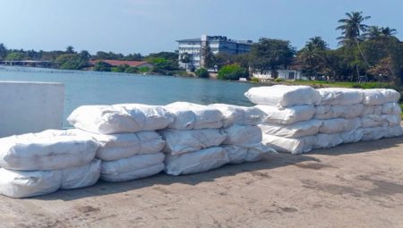 නීති විරෝධී බීඩි කොළ කිලෝ 882ක් සහ කැබ් රථයක් නාවික හමුදා භාරයට