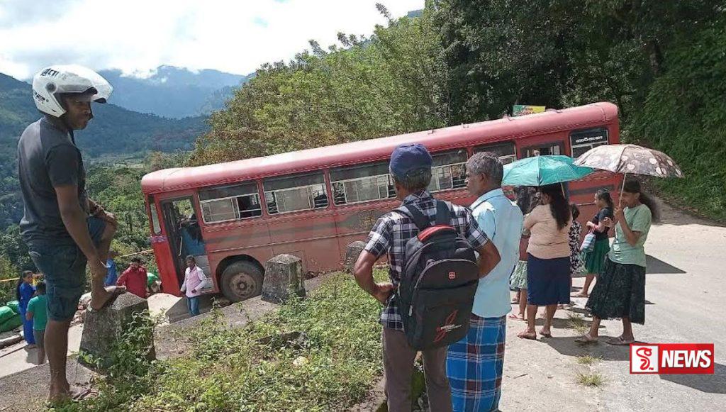 අඩි 50ක් පල්ලමට යන්න ගිය බස් එක බේරාගත් රියදුරු වීරයා