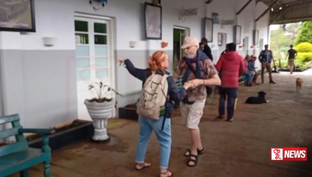 අඹේවෙල ස්ටේෂන් එකෙන් ප්රංශ යුවළ නටපු නැටුම