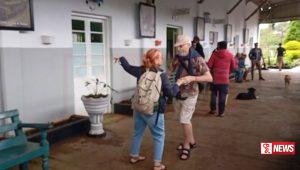 අඹේවෙල ස්ටේෂන් එකෙන් ප්රංශ යුවළ නටපු නැටුම