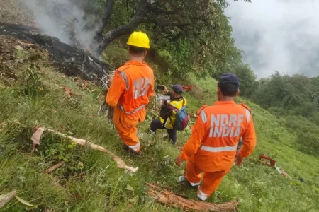 ඉන්දියාවේ ගුවන් අනතුරකින් 7 දෙනෙක් ජීවිතක්ෂයට