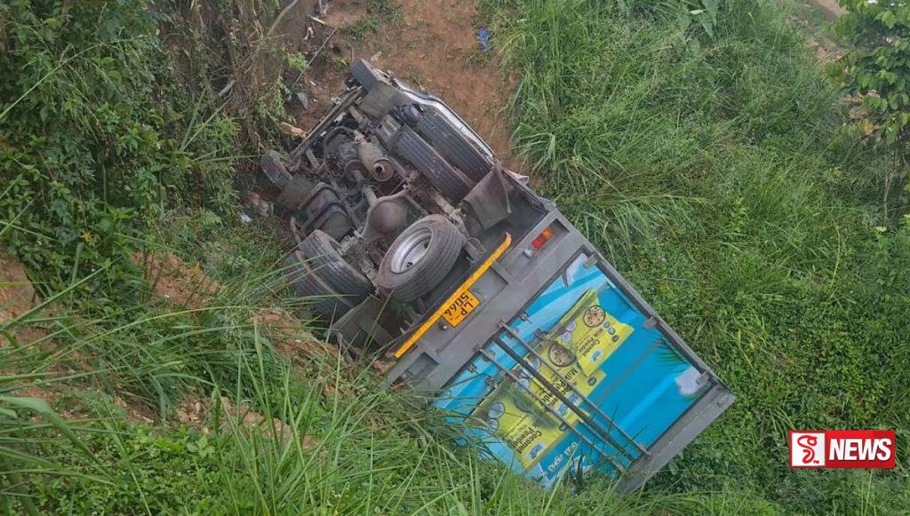 ලොරියක් පෙරලී දෙදෙනකුට තුවාල