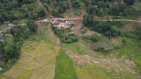 දිට්වාවෙන් වැනසුණු ඇළ මාර්ග පිළිසකර නොකිරීමෙන් නියම්ගම්දොර කුඹුරු අක්කර ගණනාවක් අස්වදන්න විදිහක් නෑ