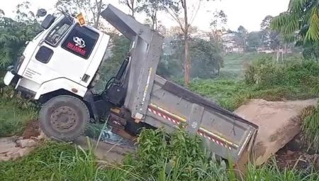 දරවල වත්ත ඉහළ කොටස මාර්ගයේ කොන්ක්රීට් පාලමක් කැඩී යයි – ජනතාව පීඩාවට