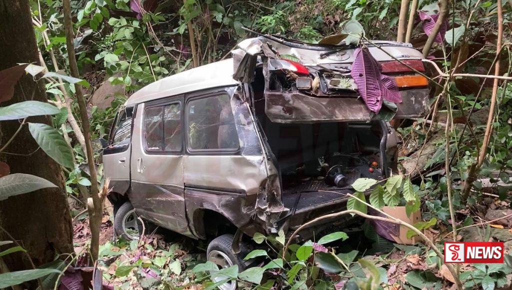 එකම පවුලේ පිරිසක් ගිය වෑන් එකක් ගැරඬි ඇල්ල ප්රදේශයේදී ප්රපාතයට පෙරළෙයි