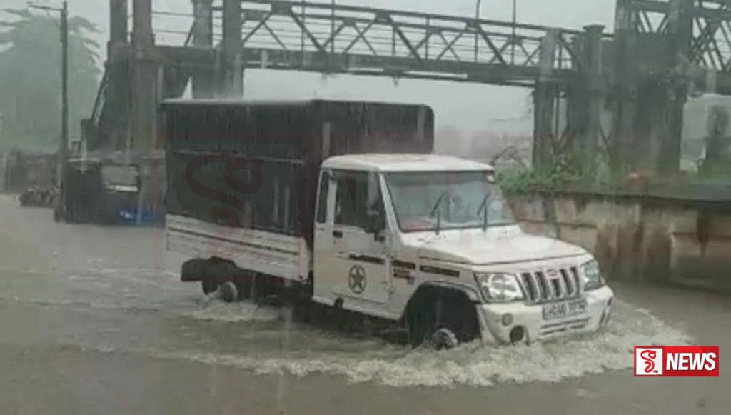 නාවලපිටිය දොළොස්බාගේ මාර්ගය වැසි ජලයෙන් යටවෙයි