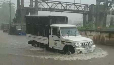 නාවලපිටිය දොළොස්බාගේ මාර්ගය වැසි ජලයෙන් යටවෙයි