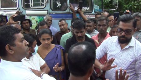 උද්ඝෝෂණයක් අතරතුර සජබ ප්රාදේශීය සභාපති හා මාලිමා පාර්ලිමේන්තු මන්ත්රී අතර උණුසුම් තත්ත්වයක්