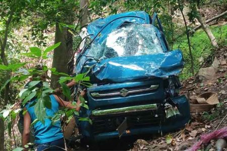 ඇල්ල – වැල්ලවාය මාර්ගයේදී මෝටර් රථයක් ප්රපාතයකට