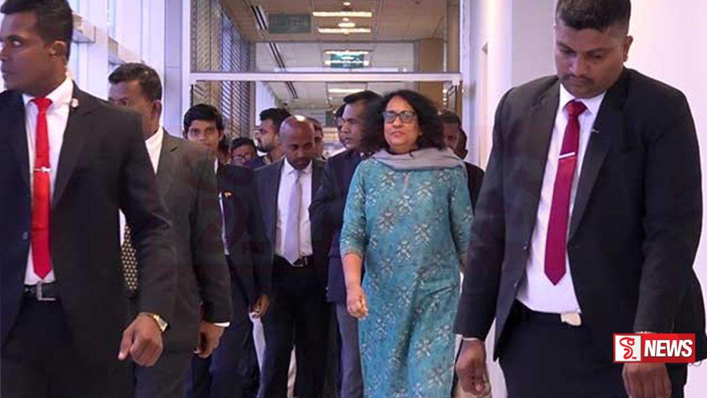 අගමැතිනිය කටාර් රාජ්ය බලා පිටව යයි