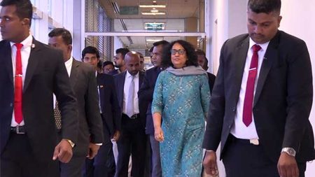 අගමැතිනිය කටාර් රාජ්ය බලා පිටව යයි