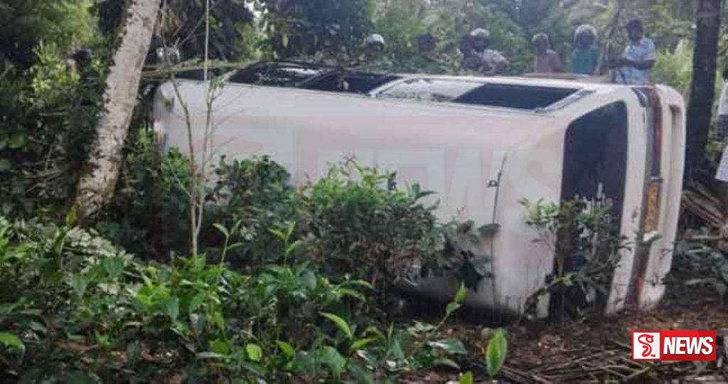 බුලත්සිංහලදී වෑන් රථයක් ප්රපාතයකට පෙරළෙයි