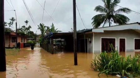 ඩෙවෝන් ඇළ පිටාර ගැලීමෙන් නිවාස 40ක් ජලයෙන් යටවෙයි
