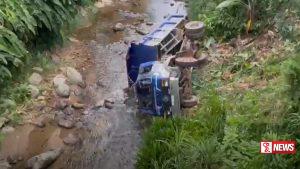 දෙමෝදර ගඟට ලොරියක් පෙරළෙයි