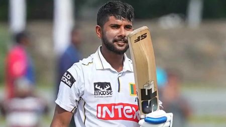 සොනාල් දිනුෂ ටෙස්ට් පිතිකරුවන් අතර ඉදිරියට