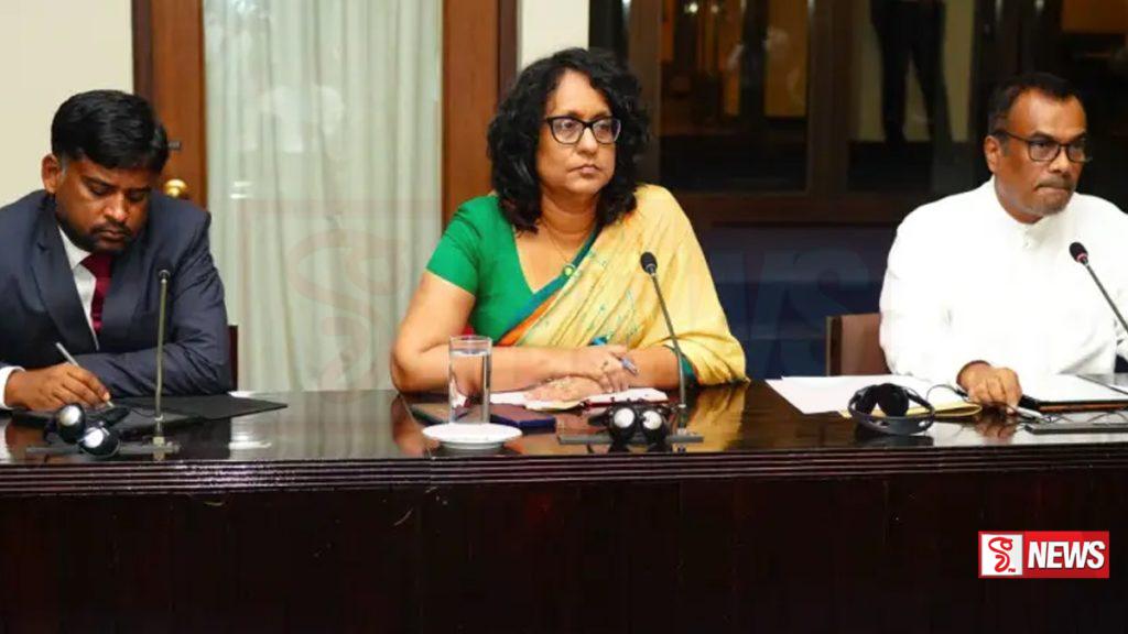 විශ්වවිද්යාල ආචාර්යවරු සහ අගමැතිනිය අතර හමුවක්