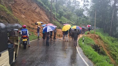 හැටන් මාර්ගයකට පස්කන්දක් කඩා වැටෙයි