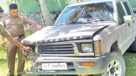 කඩදාසි සංස්ථාවේ සභාපතිගේ රියදුරු කැබ් රථය දමා පලා යයි